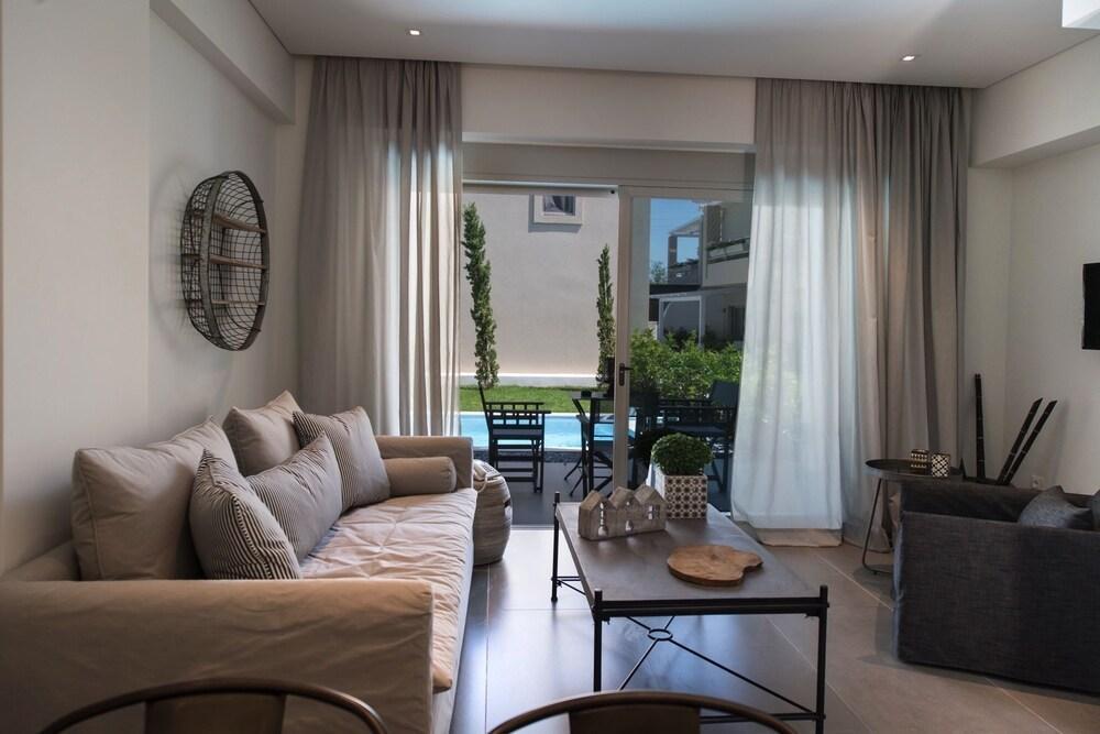 Hotel Crystal Waters 4*